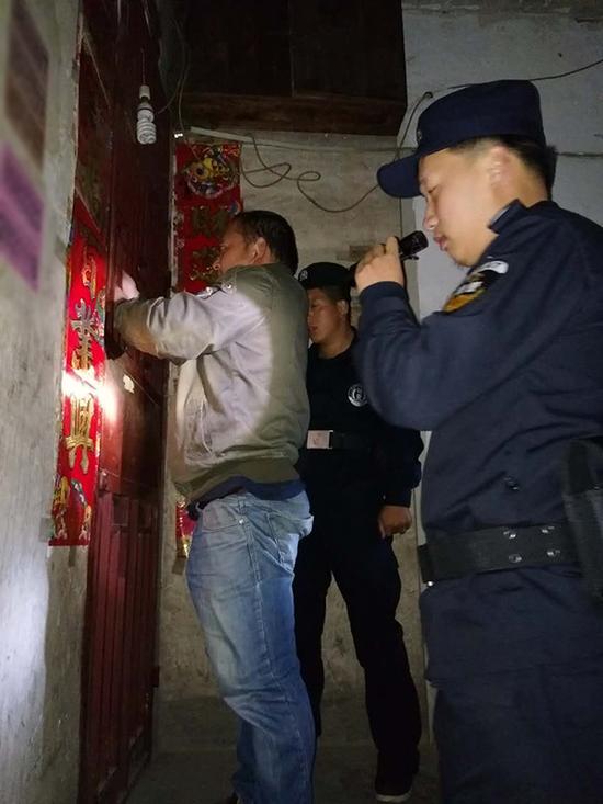 黔东南粗心妈妈误将幼女锁家中 民警全城寻开锁师傅开门